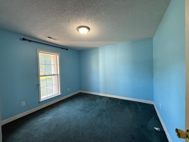 Building Photo - 4/2 Home Available Now!