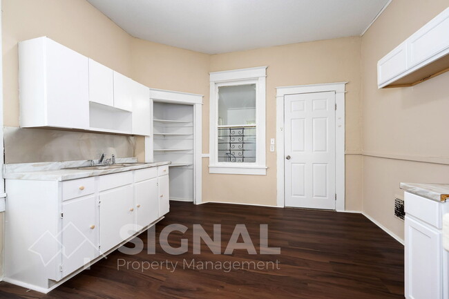 Building Photo - 512 1st St N