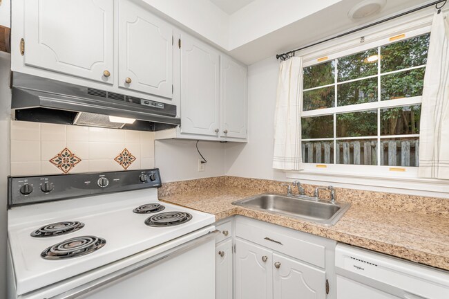 Building Photo - Beautifully Maintained 2-Bedroom Townhome in Desirable Cary Location