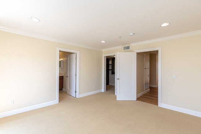 Building Photo - 7726 Ivanhoe Ave