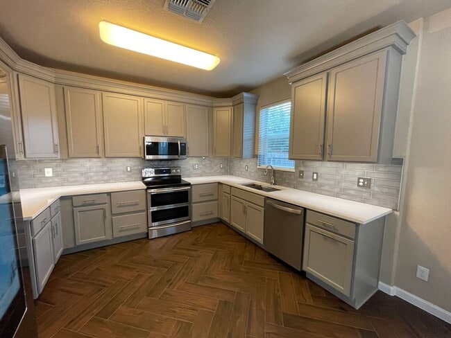 Building Photo - BEAUTIFUL 3 BEDROOM 2.5 BATH FEATURING A LUXURY KITCHEN WITH WHITE GRANITE COUNTERS, GRAY CABINET...