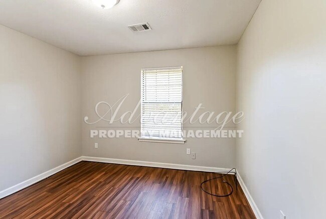 Building Photo - Gorgeous 3 bedroom 2 bathroom home in West...