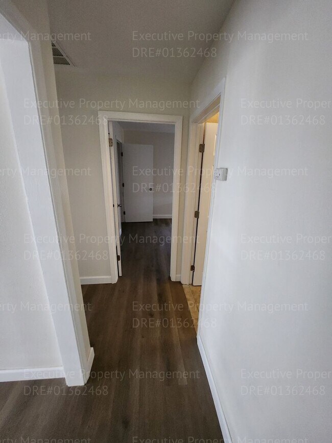 Building Photo - 3 bedroom 1 bathroom near Oswell St/ Virginia Ave