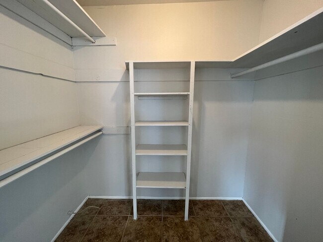 Building Photo - Rent Ready GATED 1BD/1BA. FRESH PAINT & ST...