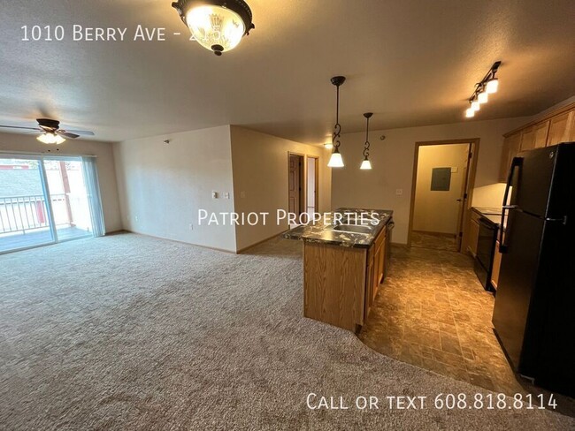 Building Photo - LUXURY APARTMENT W/ FITNESS CENTER INCLUDED!