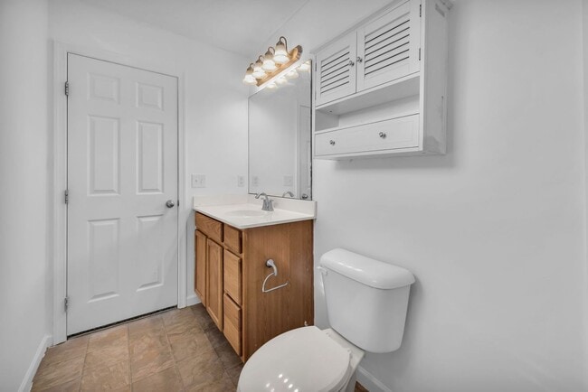 Building Photo - Goshen- 3bed 2.5 bath home ready for the summer cookouts