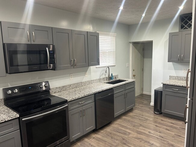 Building Photo - Charming 4BR House in Steubenville