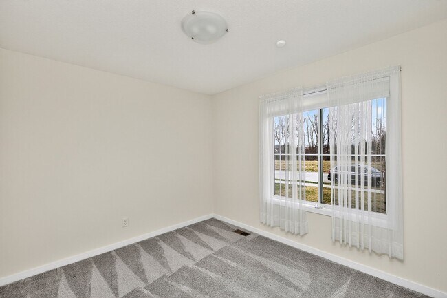 Building Photo - BEAUTIFUL CORNER LOT!! 3 Bedroom, 2 Bathroom Home in Des Moines!