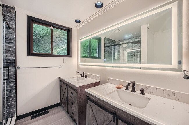 Building Photo - 4Bd/3.5Ba Medina House