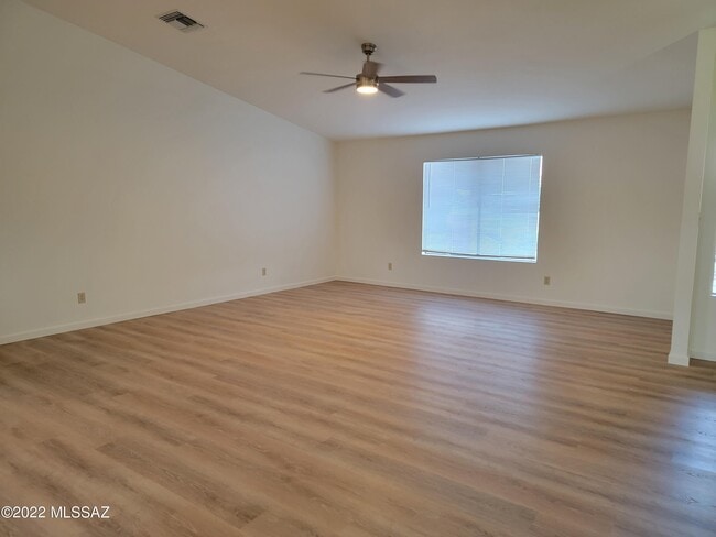 Building Photo - 9689 N Donegal Pl