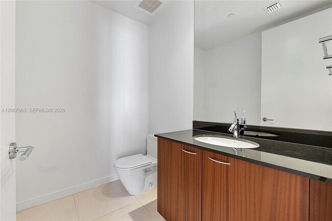 Building Photo - 15811 Collins Ave