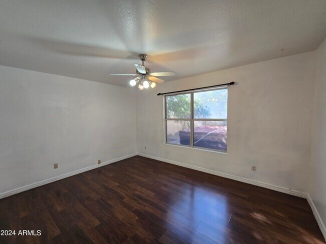 Building Photo - 913 W Sun Coast Dr