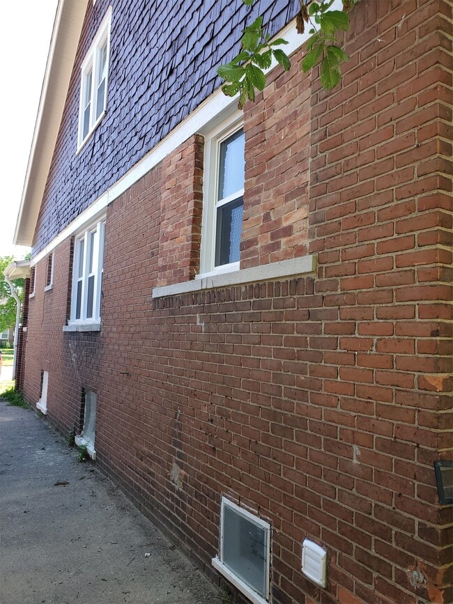 Building Photo - 1637 Outer Dr E