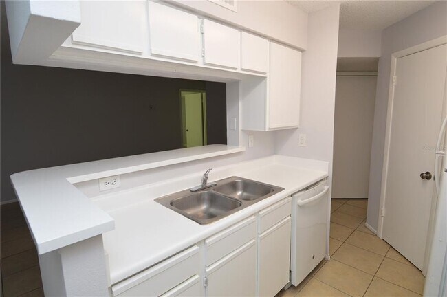 Building Photo - 8630 Mallard Reserve Dr