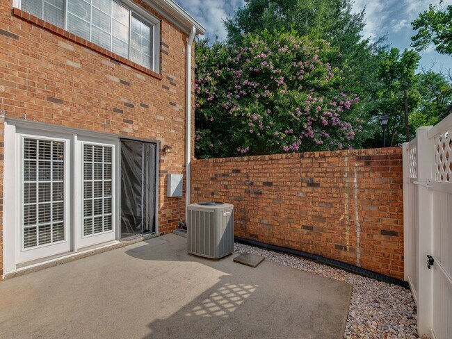 Building Photo - Stunning and completely updated townhome s...