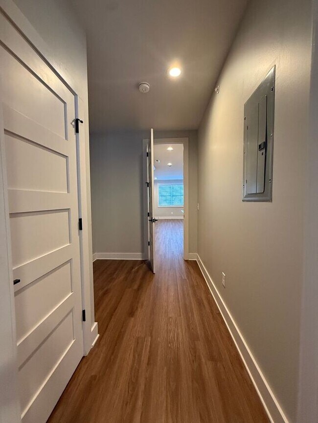 Building Photo - Modern 1 Bedroom Condo in the Heart of Melrose