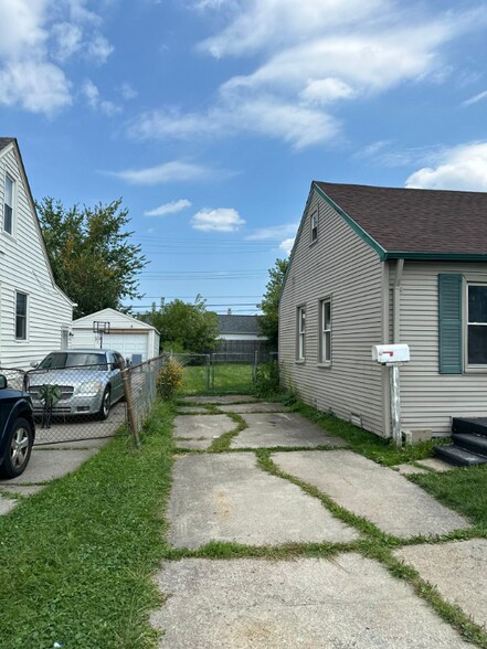Building Photo - 25758 Leach St
