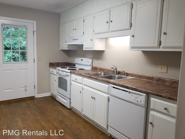 Building Photo - 2 br, 1 bath Apartment - 001 Southern Cove