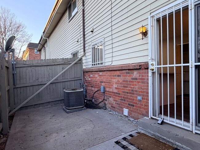 Building Photo - Updated Townhome with Covered Parking!