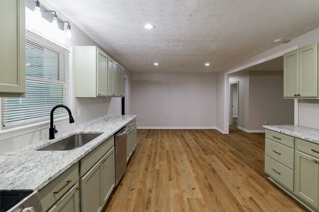 Building Photo - Newly Renovated East Side Home!