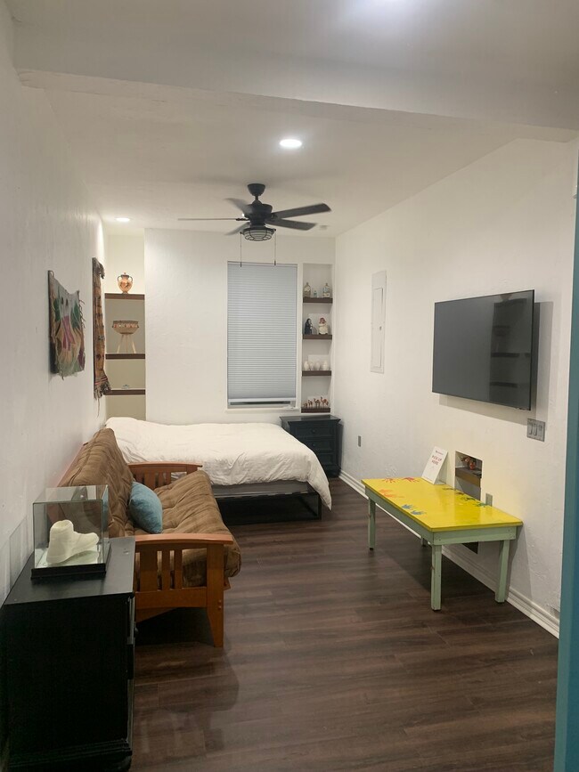 Building Photo - 1929 Guilford Ct