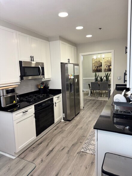 Building Photo - Room in Condo on Peachtree St NE