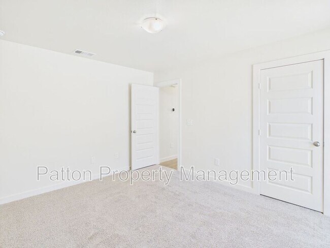 Building Photo - 3007 Farmyard Dr