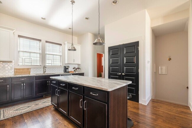 Building Photo - Spacious 3BR Condo in Nashville