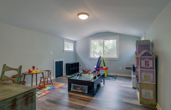 Building Photo - 947 Cahal Ave
