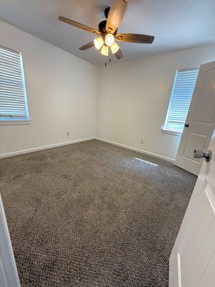 Building Photo - 828 Horseshoe Dr