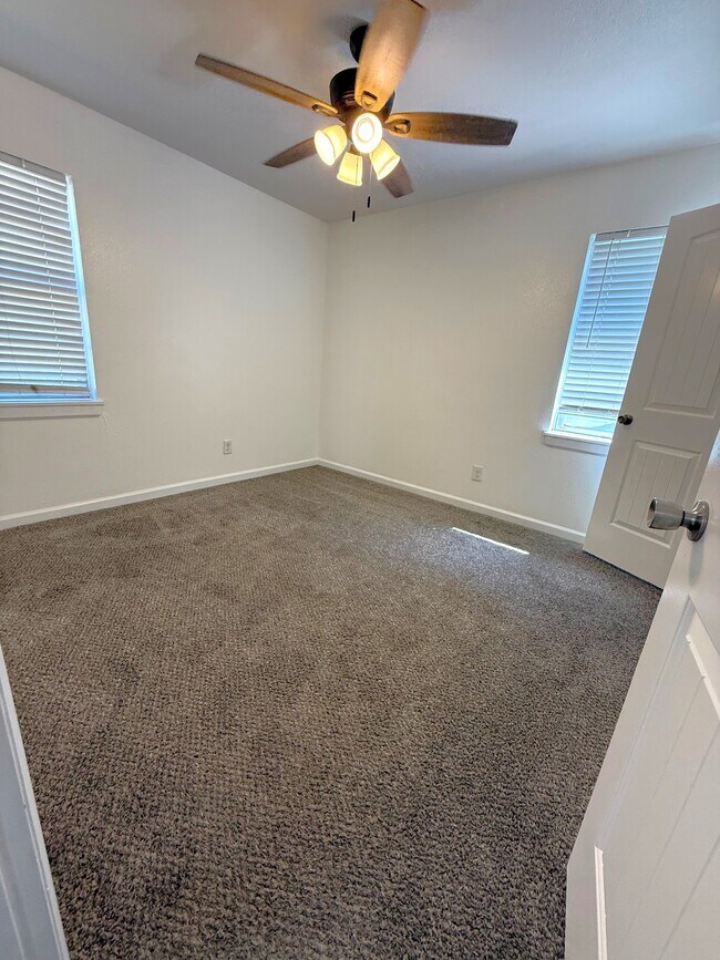 Building Photo - 828 Horseshoe Dr