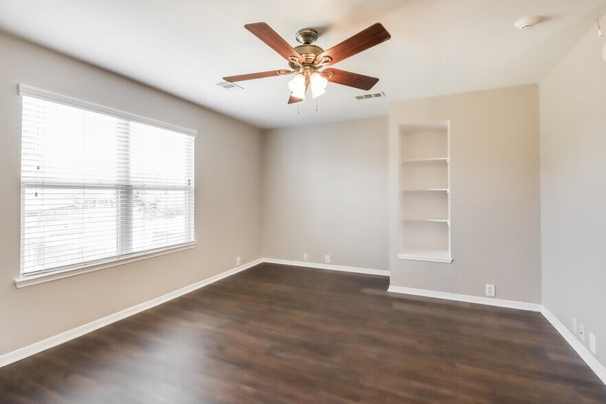 Building Photo - 19119 Royal Isle Dr