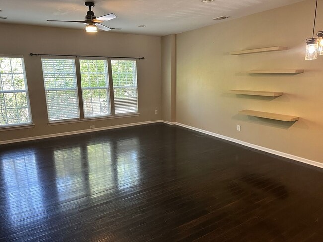 Building Photo - Amazing Three Bedroom Townhome in Southend!