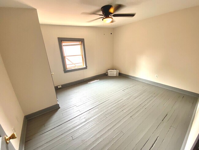 Building Photo - Spacious 5 bed/2 bath on Victor Mins. from...