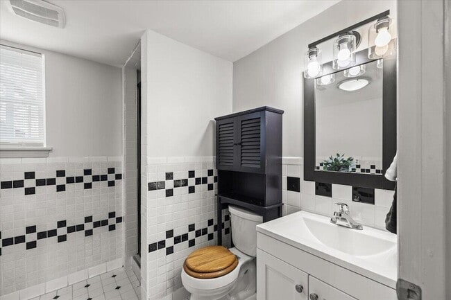 Building Photo - 9121 Potomac Dr