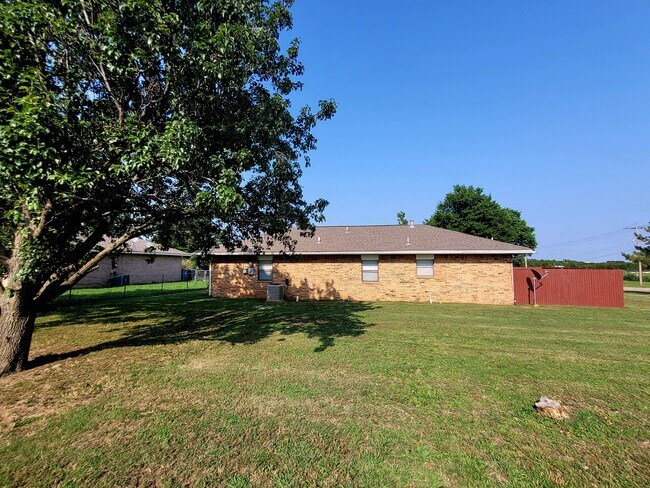 Building Photo - 1437 S Will Rogers Dr