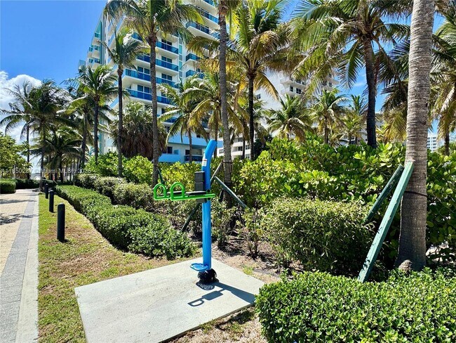 Building Photo - 9201 Collins Ave
