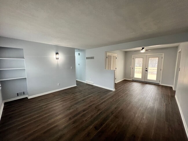Building Photo - Move-In Ready 6-Bedroom Home in Raytown