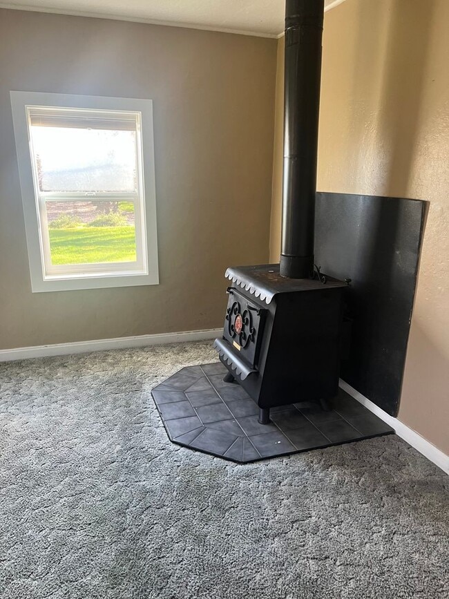 Building Photo - 2 bedroom 2 bath Country House with Big Den