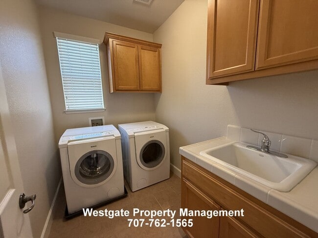 Building Photo - 1708 Southridge Dr