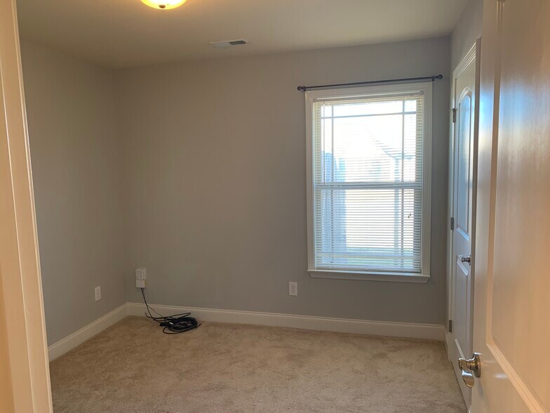 2nd bedroom - 253 Village Springs Dr