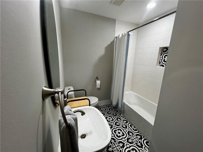 Building Photo - 1611 Wellswood Dr SE