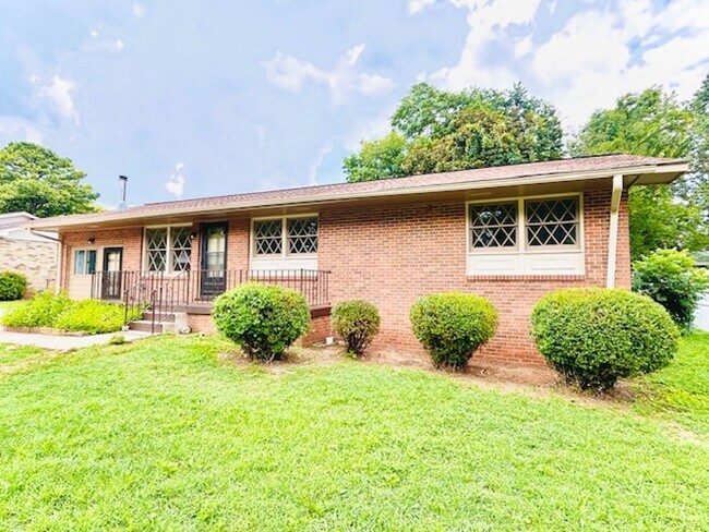 Building Photo - MOVE IN SPECIAL- $300 Off First Month's Rent-MOVE IN READY BRICK HOME!