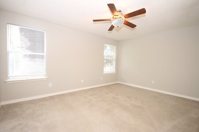 Building Photo - Spacious 3/2 Brick Home with Screened Porc...