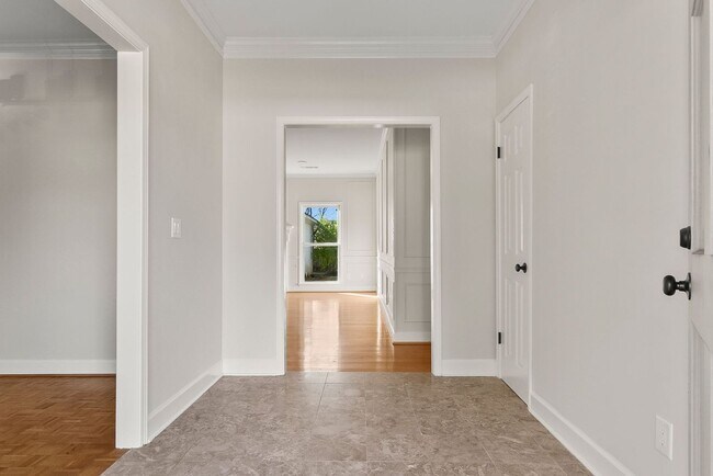 Building Photo - Beautiful 4 Bed 2.5 Bath Available Now!