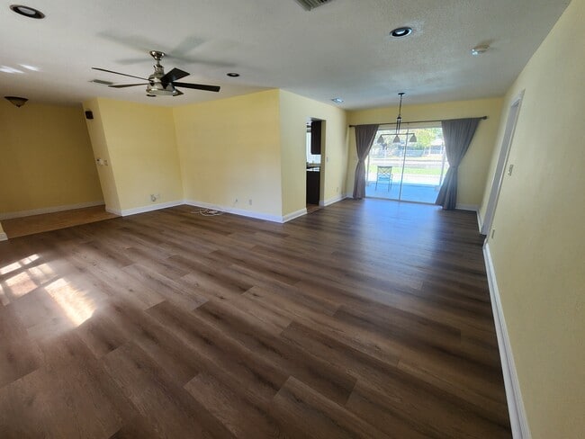 Building Photo - 1000 Renmar Dr