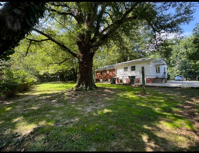 Building Photo - Charming 3 bedroom 1.5 bathroom home with ...