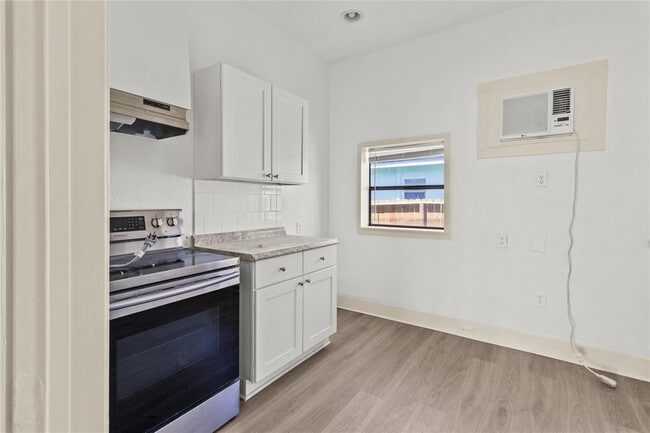Building Photo - 1522 Seawall Blvd