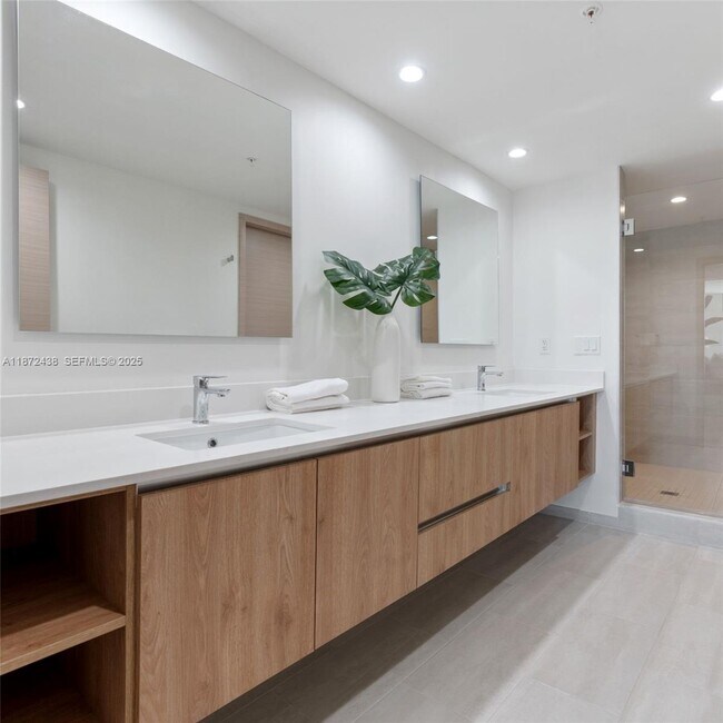 Building Photo - 10281 W Bay Harbor Dr