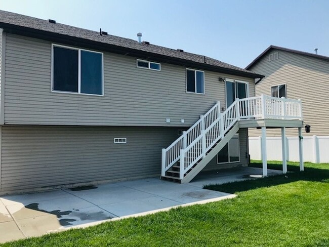 Building Photo - Beautiful home in North Salt Lake with large patio, deck and garden area